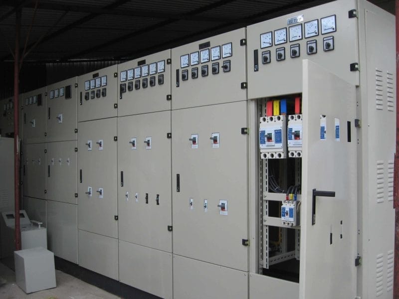 Tủ điều khiển thang máy sử dụng hệ điều hành ACVV sử dụng SCR để thực hiện việc đổi điện áp của nguồn điện